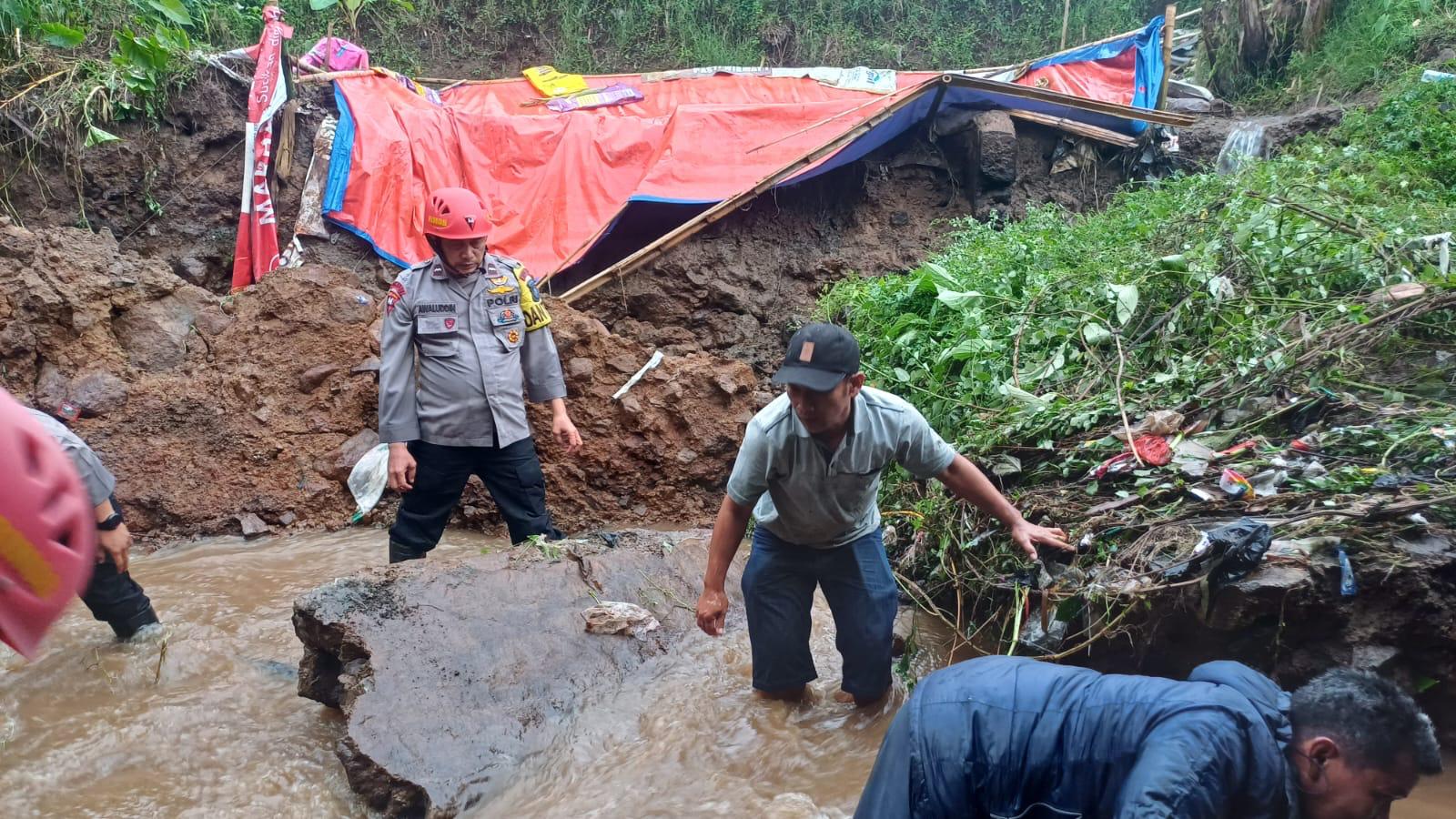 Tim SAR Sat Brimob Polda Jabar Bersama Warga Bersihkan Reruntuhan Tembok Akibat Cuaca Ekstrem Di Cipanas