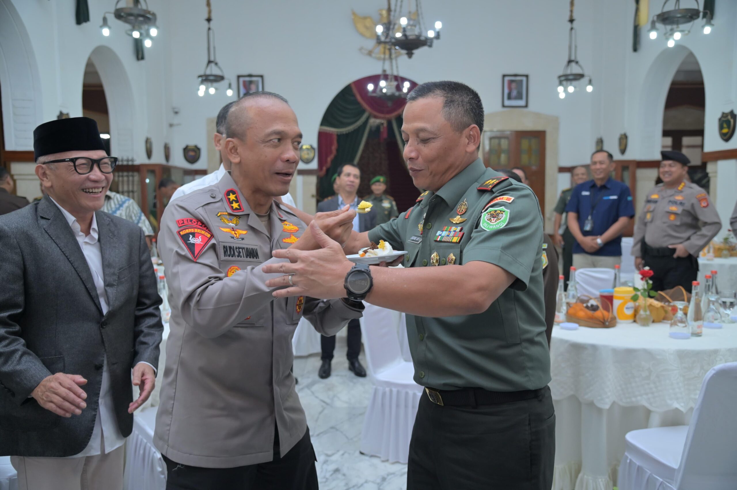 Syukuran HUT Ke-79 Kodam III/Siliwangi, Kapolda Jabar Serahkan Tumpeng dan Tali Asih